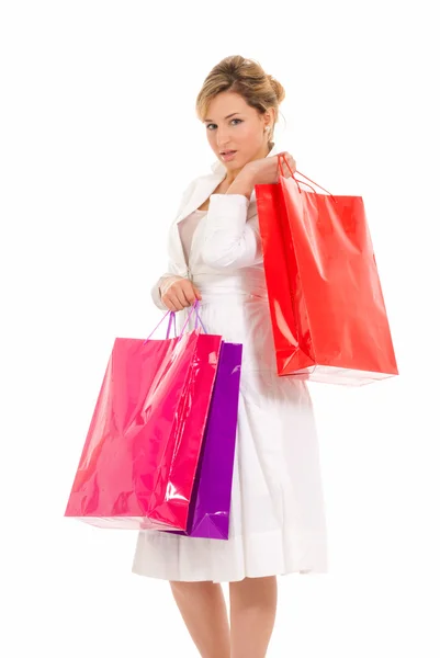 Beyaz arka plan üzerinde izole alışveriş torbaları duran genç kızla — Stok fotoğraf