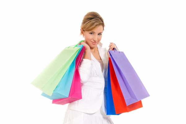 Mujer joven con bolsas de compras de pie aislado sobre fondo blanco — Foto de Stock