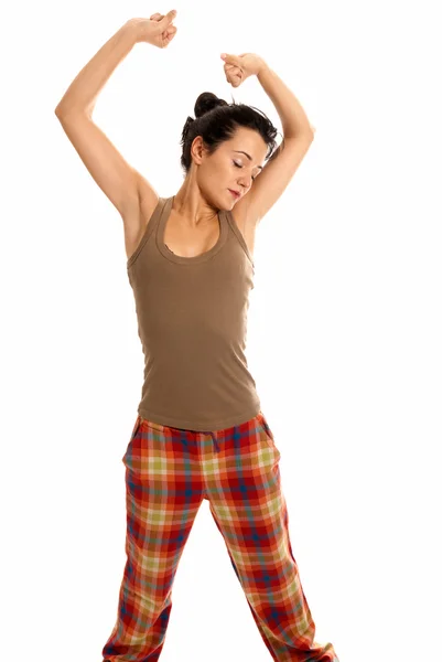 Mladá žena být ospalý nosí pyžamo izolovaných na bílém pozadí — Stock fotografie