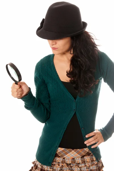 Büyüteç cam ve izole bir şey üzerinde şapka arayan Bayan — Stok fotoğraf