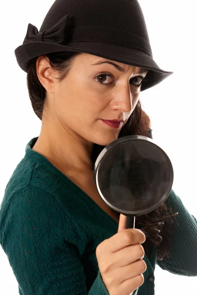 Büyüteç cam ve üzerinde beyaz izole kamera seyir şapka olan kadın — Stok fotoğraf