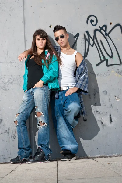 Mladý pár městské módy stojící portrét — Stock fotografie