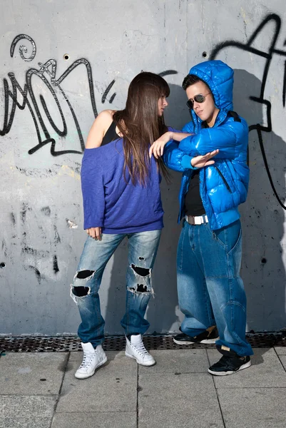 Kentsel moda portre duran genç Çift — Stok fotoğraf