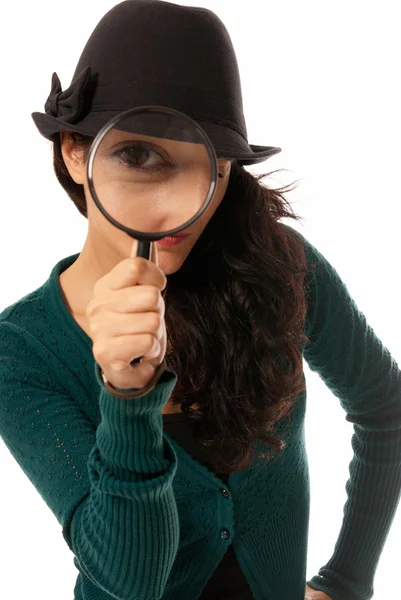 Jovem mulher olhando através lupa detetive lupa isolado no wh — Fotografia de Stock