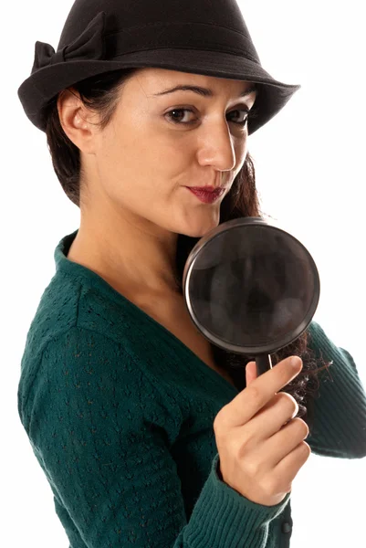 Giovane donna con lente di ingrandimento di vetro e cappello cercando di fotocamera isolata su whit — Foto Stock
