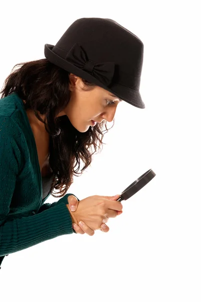 Молодая женщина с увеличительным стеклом и шляпой ищет что-то изолированное на — стоковое фото