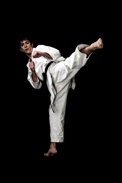 Karate mannelijke vechter jonge hoog contrast op zwarte achtergrond. — Stockfoto
