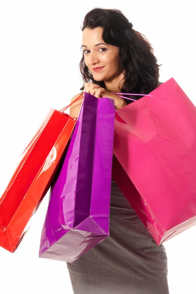 Beyaz arka plan üzerinde izole alışveriş torbaları duran genç kızla — Stok fotoğraf