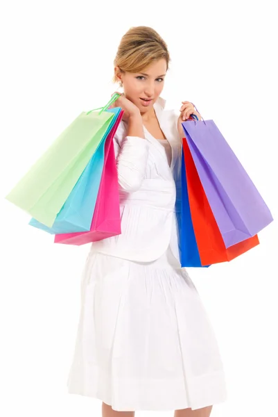 白い背景上に分離されて立っている買い物袋を持つ若い女 — ストック写真