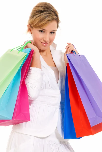 Mujer joven con bolsas de compras de pie aislado sobre fondo blanco —  Fotos de Stock