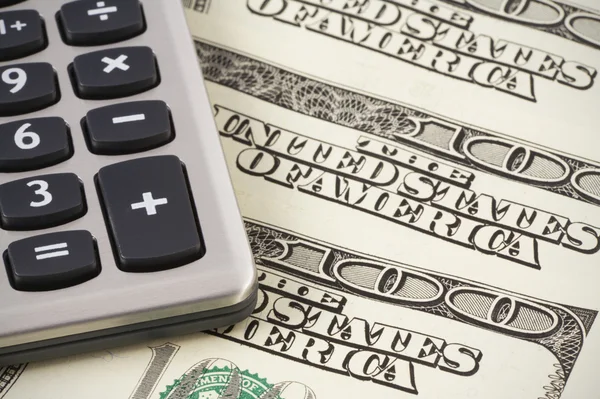 Calculator op ons dollar achtergrond — Stockfoto