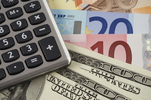 Calculadora sobre dólares americanos e fundo do euro — Fotografia de Stock