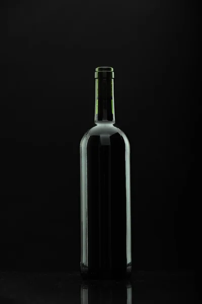 Bottiglia di vino su nero, riflessioni . — Foto Stock
