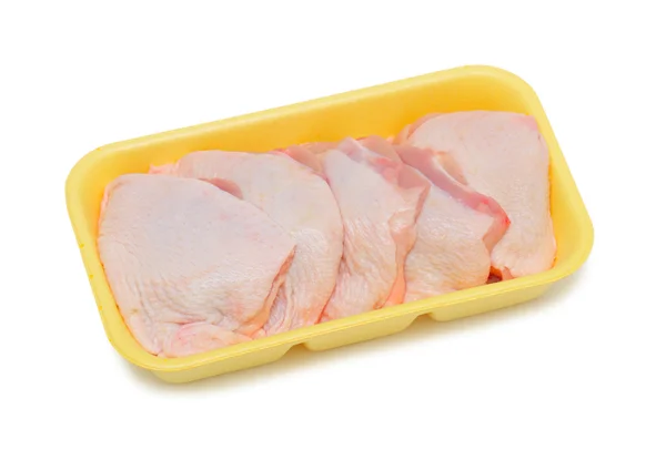 プラスチック製のトレイは 白い背景で隔離の冷凍鶏肉 — ストック写真