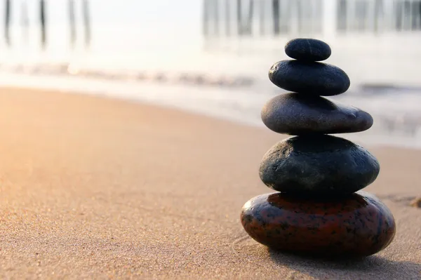 Zen Stones Balancování Písečné Pláži Při Západu Slunce — Stock fotografie