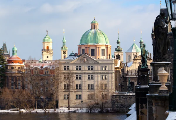 Prag. Kirche der Heiligen Nikolaus. — Stockfoto