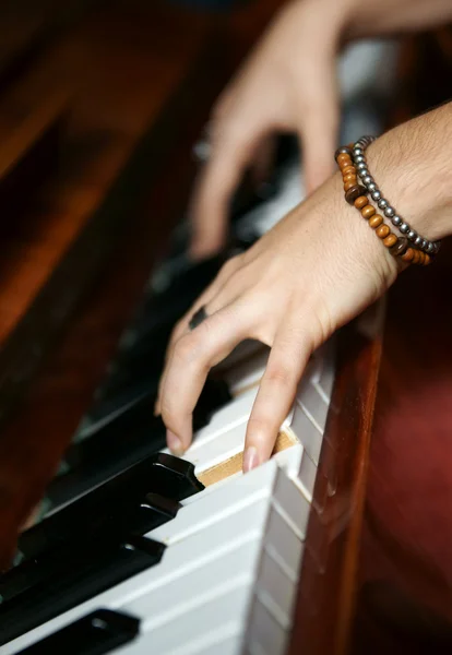 Hands playing music on the piano, hands and piano player, keyboa — Stock Photo, Image