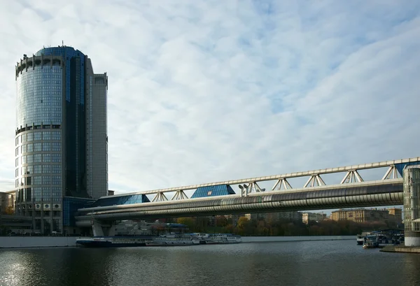 Baggert die Brücke und einen Turm 2000 — Stockfoto
