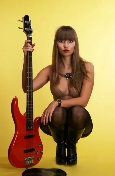 La ragazza nuda con una chitarra — Foto Stock