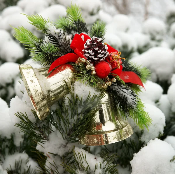 Рождественские колокола на ёлке — стоковое фото