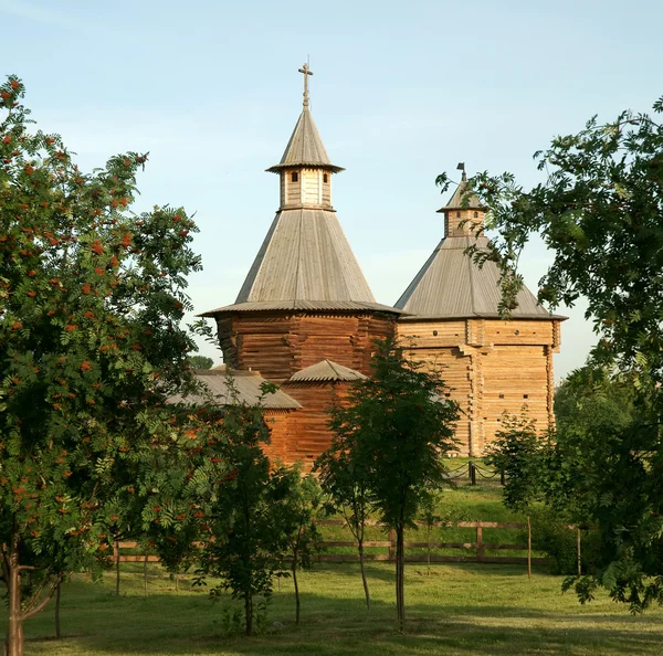 Igreja de madeira em Rússia — Fotografia de Stock