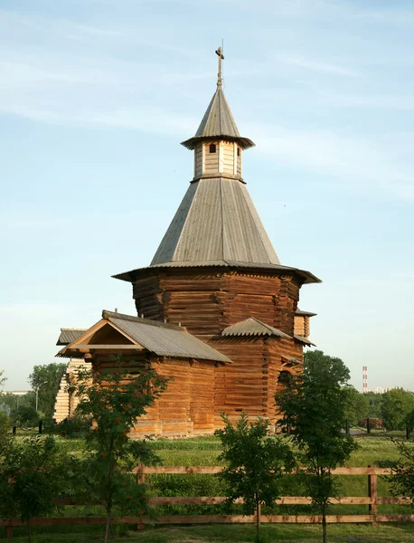 Iglesia de madera en Rusia — Foto de Stock