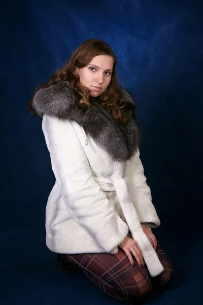 The beautiful girl in a fur fur coat — Stock Photo, Image