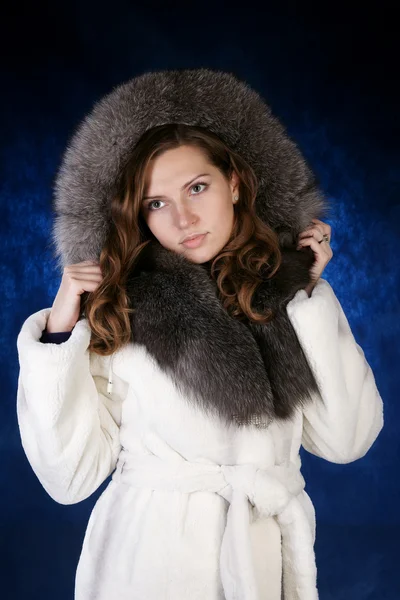 美丽的女孩在一件皮草毛皮大衣 — 图库照片
