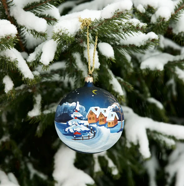Nový rok koule na sněhem pokryté kůží strom — Stock fotografie