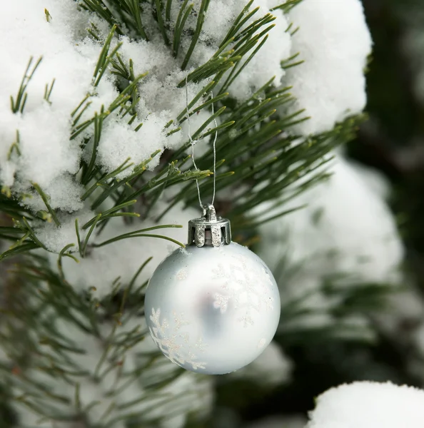 La esfera de Año Nuevo sobre el pelaje cubierto de nieve —  Fotos de Stock
