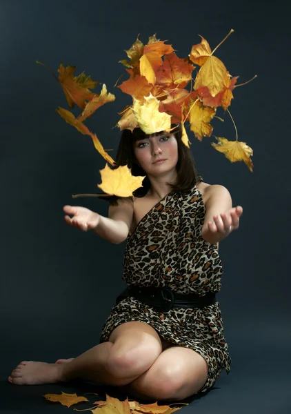La ragazza con foglie d'acero cadenti — Foto Stock