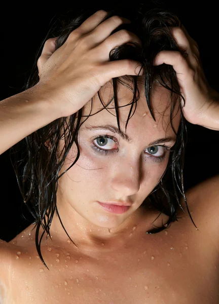 Het mooie meisje in een douche — Stockfoto