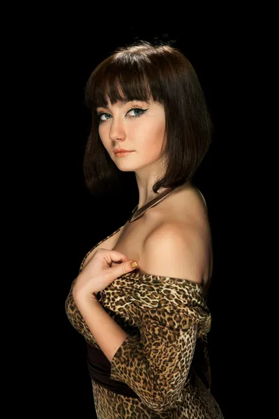 Сексуальная девушка в леопардовом платье — стоковое фото