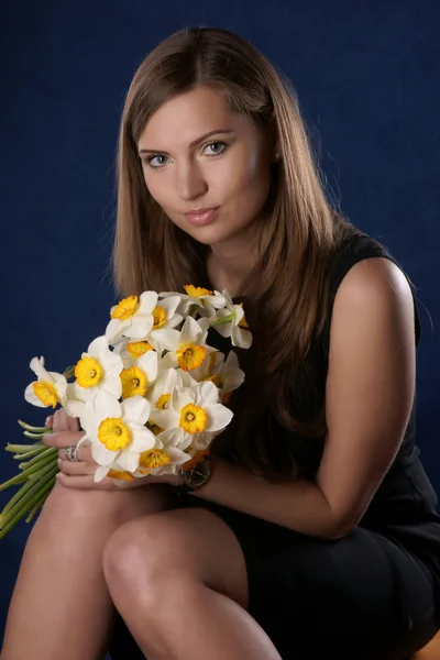 Портрет девушки с цветами . — стоковое фото