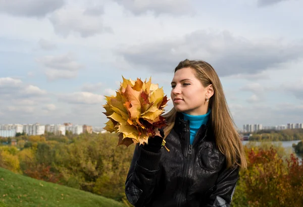 秋の紅葉に対する少女 — ストック写真