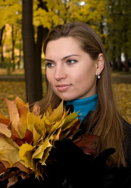Dívka proti podzimní listí — Stock fotografie