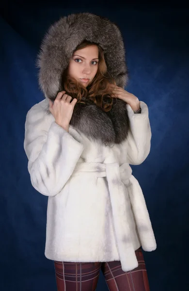 모피 모피 코트를 입은 여자 — 스톡 사진