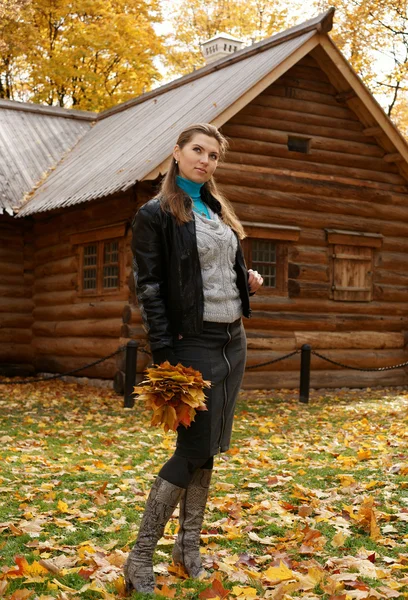 A menina contra folhas de outono — Fotografia de Stock