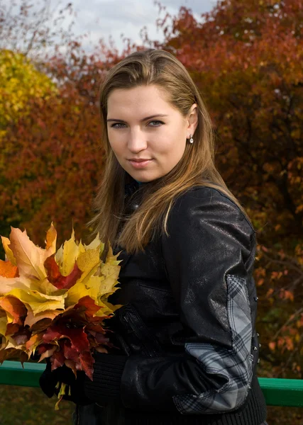 Het Meisje Tegen Herfstbladeren — Stockfoto