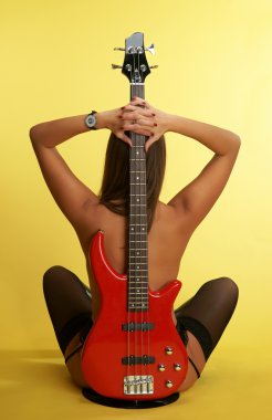 gitar çıplak kız