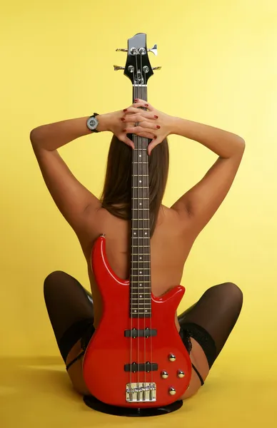 La chica desnuda con una guitarra — Foto de Stock