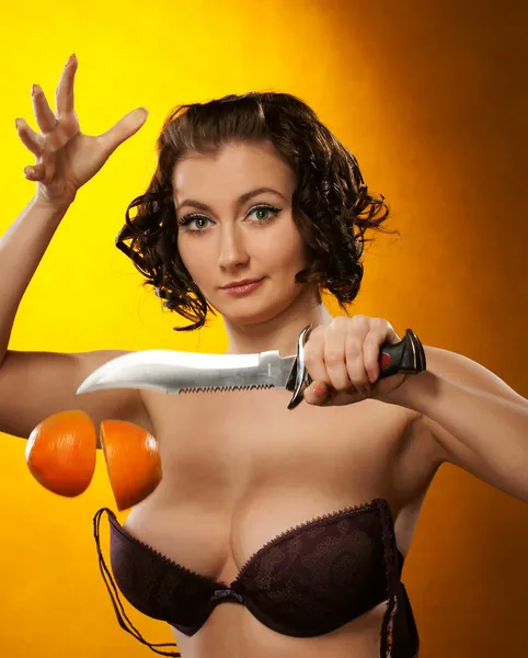 Chica Con Cuchillo Una Naranja —  Fotos de Stock
