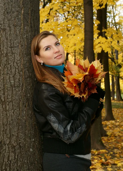 Дівчина проти осіннього листя — стокове фото