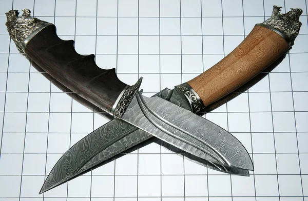 Охотничьи ножи с рефлексией — стоковое фото