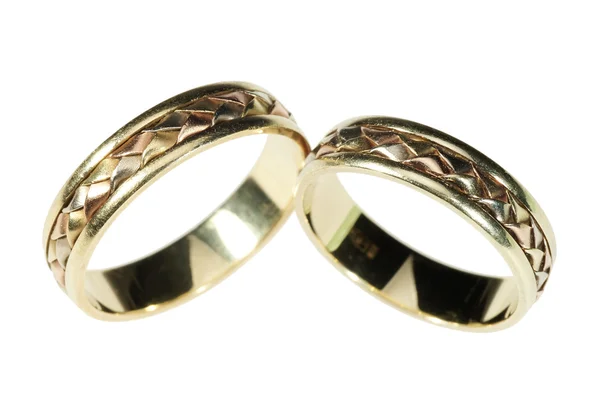 Золотые свадебные кольца на белом фоне — стоковое фото