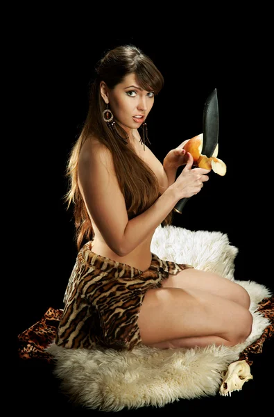 Amazon reinigt einen Apfel mit einem Messer — Stockfoto