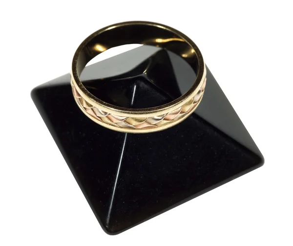 Обручальное кольцо на камне обсидиан — стоковое фото