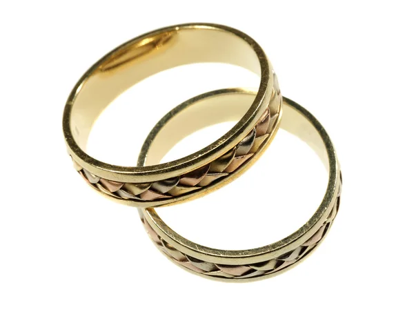 白い背景に金の結婚指輪 — ストック写真