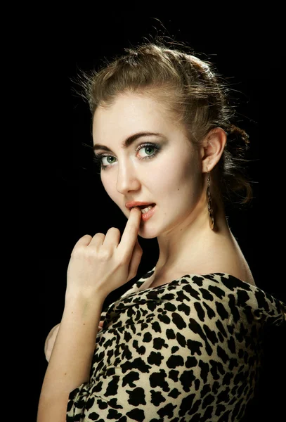 Menina sexy no vestido de leopardo — Fotografia de Stock