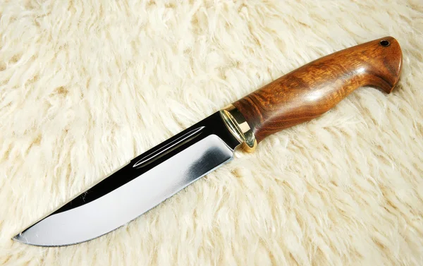 El cuchillo de caza en la piel de un carnero — Foto de Stock